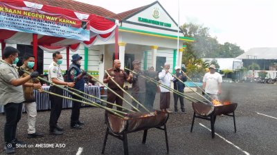 Kejari Way Kanan Musnahkan Barang Bukti 14 Perkara yang Telah Inkracht