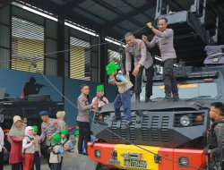 Belajar di Markas Brimob, Siswa TK Al Azhar 49 Rasakan Pengalaman Outing Class Unik