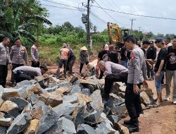 Brimob Kompi 2B Pelopor–Warga Gotong Royong Pulihkan Jalan Desa di Purbolinggo