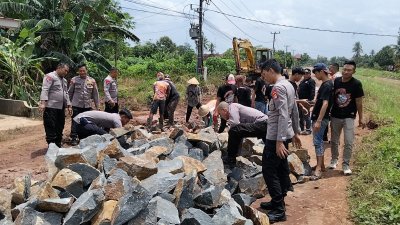 Brimob Kompi 2B Pelopor–Warga Gotong Royong Pulihkan Jalan Desa di Purbolinggo