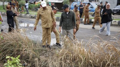 Gubernur Rahmat Mirzani Djausal Tinjau Pemeliharaan Infrastruktur Jalan di Ruas Pattimura Kota Metro serta Ruas Metro–Kota Gajah
