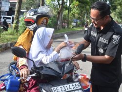 Pererat Silaturahmi, Bidhumas Polda Lampung Bagikan Takjil Gratis di Jalan Sultan Agung