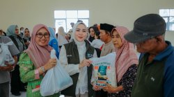 Ketua TP PKK Ibu Purnama Wulan Sari Mirza Kunjungan Kerja ke Kota Metro, Serahkan Bantuan Sosial dan Tinjau Penerima Manfaat