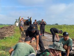 PUASA , tidak menjadi halangan, Brimob Kompi 2B Pelopor kemvalu Bersinergi Dengan Warga untuk Perbaiki Akses Jalan Rusak di desa negara nabung menuju desa peluasan