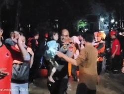 Personel SAR Satbrimob Polda Lampung Quick Respon dalam membantu masyarakat terdampak bencana banjir di Kota Bandar Lampung.