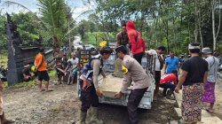 Polisi Gelar Gotong Royong di Pure Melasti Bali Sadhar Utara