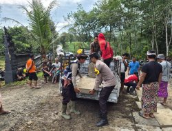 Polisi Gelar Gotong Royong di Pure Melasti Bali Sadhar Utara