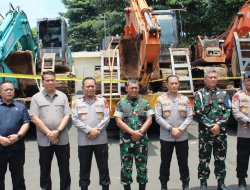 KASDAM XXI/RADIN INTEN HADIRI PRESS RELEASE TERKAIT PENAMBANGAN EMAS ILEGAL DI KABUPATEN WAY KANAN