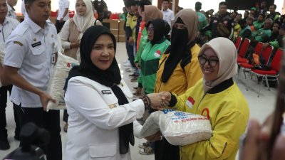 Wali Kota Eva Dwiana Bagikan Bantuan Beras untuk Ojol di Bandar Lampung, Bentuk Kepedulian di Bulan Ramadhan