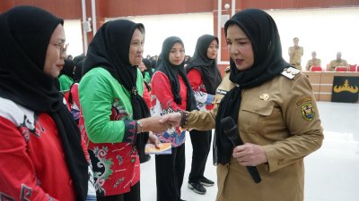 Wali Kota Bagikan Dana Insentif Kader Posyandu, Poskeskel dan Pokmas