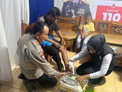 Petugas Pospam Baruna Panjang Beri Pertolongan Pertama Korban Kecelakaan