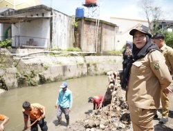 Bunda Eva Sidak Drainase, Antisipasi Sumbatan dan Genangan di Tanjung Senang