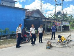 Bermanfaat untuk masyarakat, Petugas dan Warga Binaan Lapas Narkotika Bandar Lampung Perbaiki Jalan Berlubang