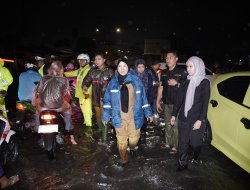 Wali Kota Eva Dwiana Gerak Cepat Tinjau Banjir, Pemkot Bandar Lampung Sigap Tangani Dampak Hujan Deras