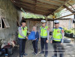 Wujud Kepedulian, Sat Lantas Polres Way Kanan Bagikan Sembako di Jumat Berkah