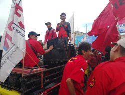 Ratusan Buruh Padati Tugu Adipura, Serukan Upah Layak dan Hapus Outsourcing di May Day 2026