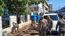 Satpol PP dan DLH Bandar Lampung Tertibkan Pedagang serta Bersihkan Drainase di Kawasan Gereja Marturia Bambu Kuning