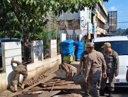 Satpol PP dan DLH Bandar Lampung Tertibkan Pedagang serta Bersihkan Drainase di Kawasan Gereja Marturia Bambu Kuning
