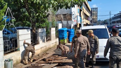 Satpol PP dan DLH Bandar Lampung Tertibkan Pedagang serta Bersihkan Drainase di Kawasan Gereja Marturia Bambu Kuning