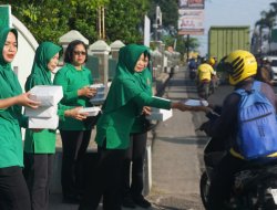 Jumat Berkah Persit KCK Koorcab Rem 043 PD XXI/Radin Inten, Tebar Kepedulian Melalui Aksi Berbagi
