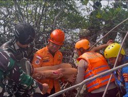 SIMULASI EVAKUASI KORBAN BENCANA, PERSONEL SATBRIMOB POLDA LAMPUNG IKUTI LATGABMA MALINDO DARSASA 12AB/2026 DI PANTAI PURI GADING