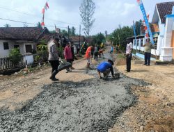 Wujud Sinergitas, Bhabinkamtibmas Bersama Warga Gotong Royong Perbaiki Jalan Utama Kp. Sriwijaya