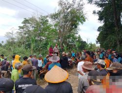 Kompak! Polsek Banjit Bersama Forkopimcam dan Warga Gelar Gotong Royong Perbaiki Jalan Poros Rebang Tinggi