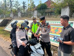 Aksi Sosial Sambut HUT RI ke-81, Satlantas Polres Way Kanan Bagikan Bendera Merah Putih Gratis ke Pengendara