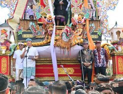 Diarak di Atas Bade 24 Meter, Bupati Radityo Egi Bawa Mimpi Besar Balinuraga Jadi ‘Penglipuran’ Kedua pada 2027