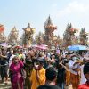 Bukan di Bali, Ngaben Massal Balinuraga Memikat Turis Italia dan Puluhan Ribu Pengunjung