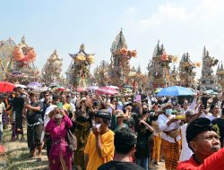 Bukan di Bali, Ngaben Massal Balinuraga Memikat Turis Italia dan Puluhan Ribu Pengunjung