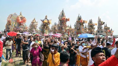 Bukan di Bali, Ngaben Massal Balinuraga Memikat Turis Italia dan Puluhan Ribu Pengunjung