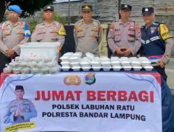 Jumat Berbagi, Polsek Labuhan Ratu Polresta Bandar Lampung Bagikan Nasi Kotak kepada Warga
