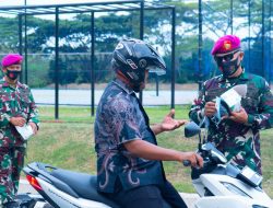 Prajurit Kima Brigif 4 Mar/BS Bagikan Masker, Bentuk Kepedulian kepada Warga Terdampak Erupsi Anak Gunung Krakatau