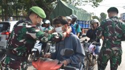Antisipasi Abu Vulkanik Anak Krakatau, Korem 043/Gatam Bagikan Masker dan Bersihkan Sekolah di Metro
