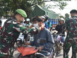 Antisipasi Abu Vulkanik Anak Krakatau, Korem 043/Gatam Bagikan Masker dan Bersihkan Sekolah di Metro