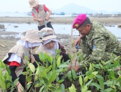 Bersama Rakyat, Brigif 4 Marinir/BS Gelar Bakti Sosial, Layanan Kesehatan dan Tanam Mangrove Peringati HUT ke-81 TNI