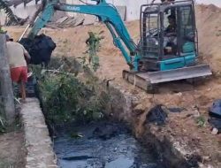 PT Kurnia Tunggal Nugraha Bantu Warga Kampung Karawang Keruk Drainase, Antisipasi Banjir