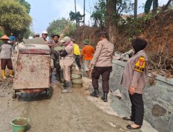 Polisi Bersama Masyarakat, Bhabinkamtibmas Gotong Royong Cor Jalan di Campur Asri