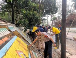 Green Policing, Polisi Bersama Masyarakat Gotong Royong Jaga Kebersihan di Simpang 4 Negeri Baru