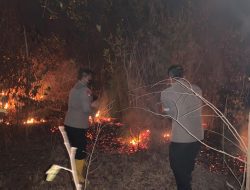 Gerak Cepat Polres Lampung Timur dan Brimob Padamkan Karhutla di TN Way Kambas