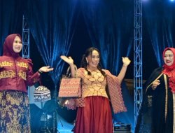 Zita Anjani Curi Perhatian di Runway Lamsel Fest 2025, Wastra Lokal Makin Mendunia