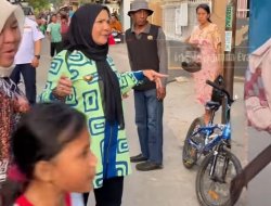 Wali Kota Eva Dwiana Borong Bakso dan Mie Ayam untuk Dibagikan kepada Anak-Anak di Kecamatan Panjang