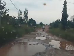 Bertahun-tahun Rusak, Jalan Kabupaten Gedung Meneng Tak Kunjung Diperbaiki, Warga Desak Pemerintah Bertindak