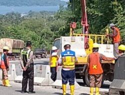 Antisipasi Lonjakan Arus Mudik 2026, Pos Lantas Tarahan Pasang Pembatas Jalan di Tanjakan Rawan Kecelakaan