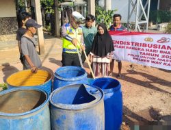 Peringati Hari Bhayangkara ke-80, Polres Way Kanan Salurkan Bantuan Air Bersih di Km 10