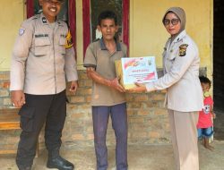 Sambangi Warga, Polsek Baradatu Salurkan Bansos Hari Bhayangkara ke-80