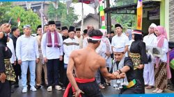 Hujan Tak Surutkan Semangat, Bupati Egi Hadiri Tradisi Sedekah Bumi 206 Tahun di Sumur Kumbang